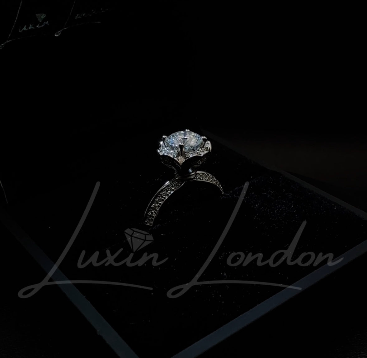 Flower Moissanite Diamond band